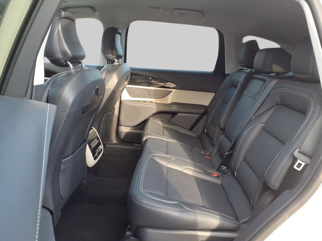 Used 2025 Lincoln Nautilus Premier image 9