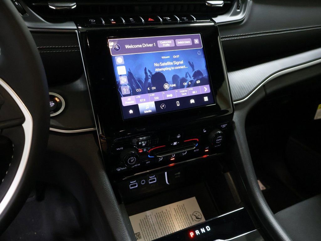 New 2025 Jeep Grand Cherokee L Laredo w/ Luxury Tech Group I image 24