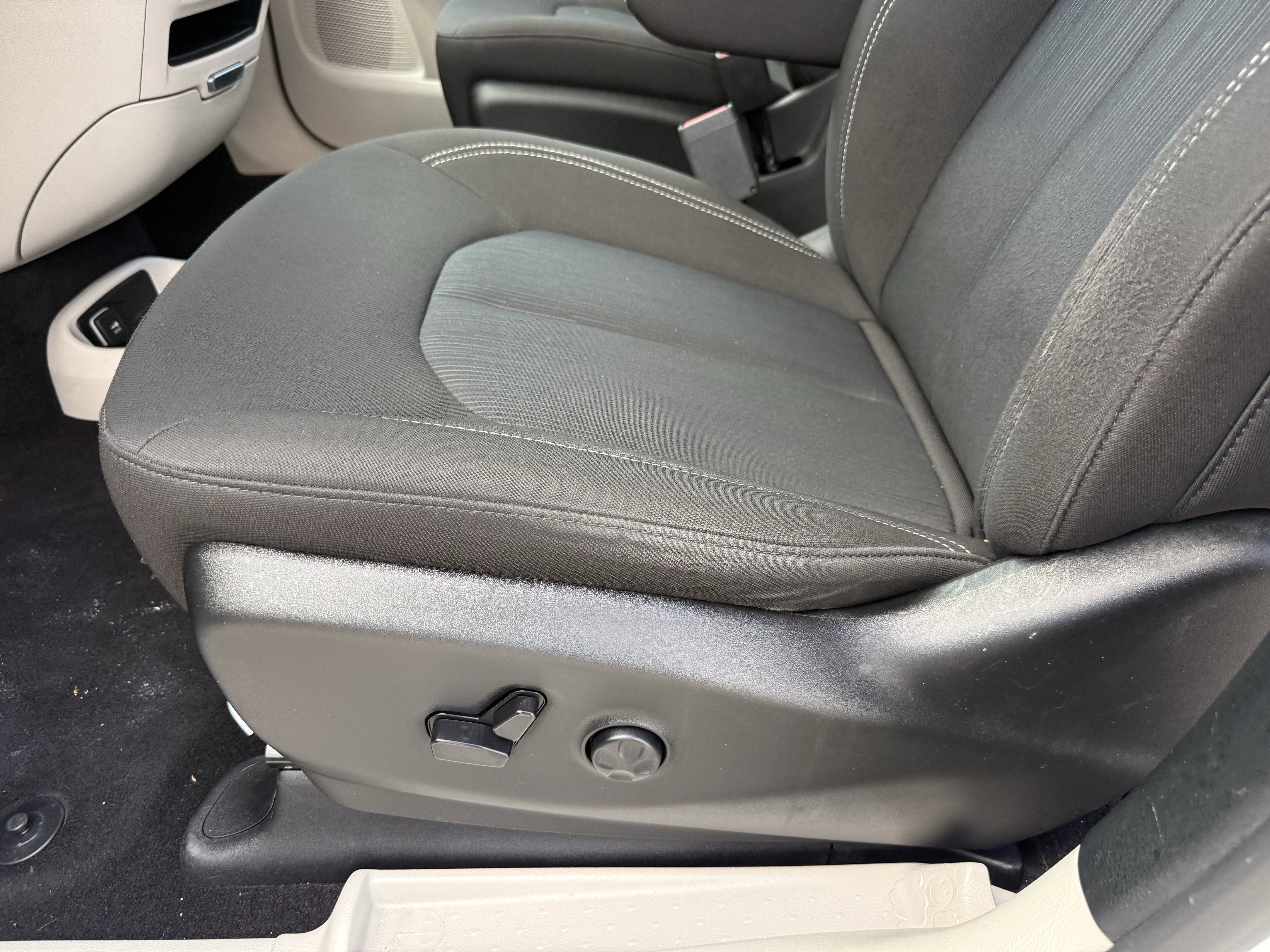 Used 2023 Chrysler Voyager LX FWD image 25