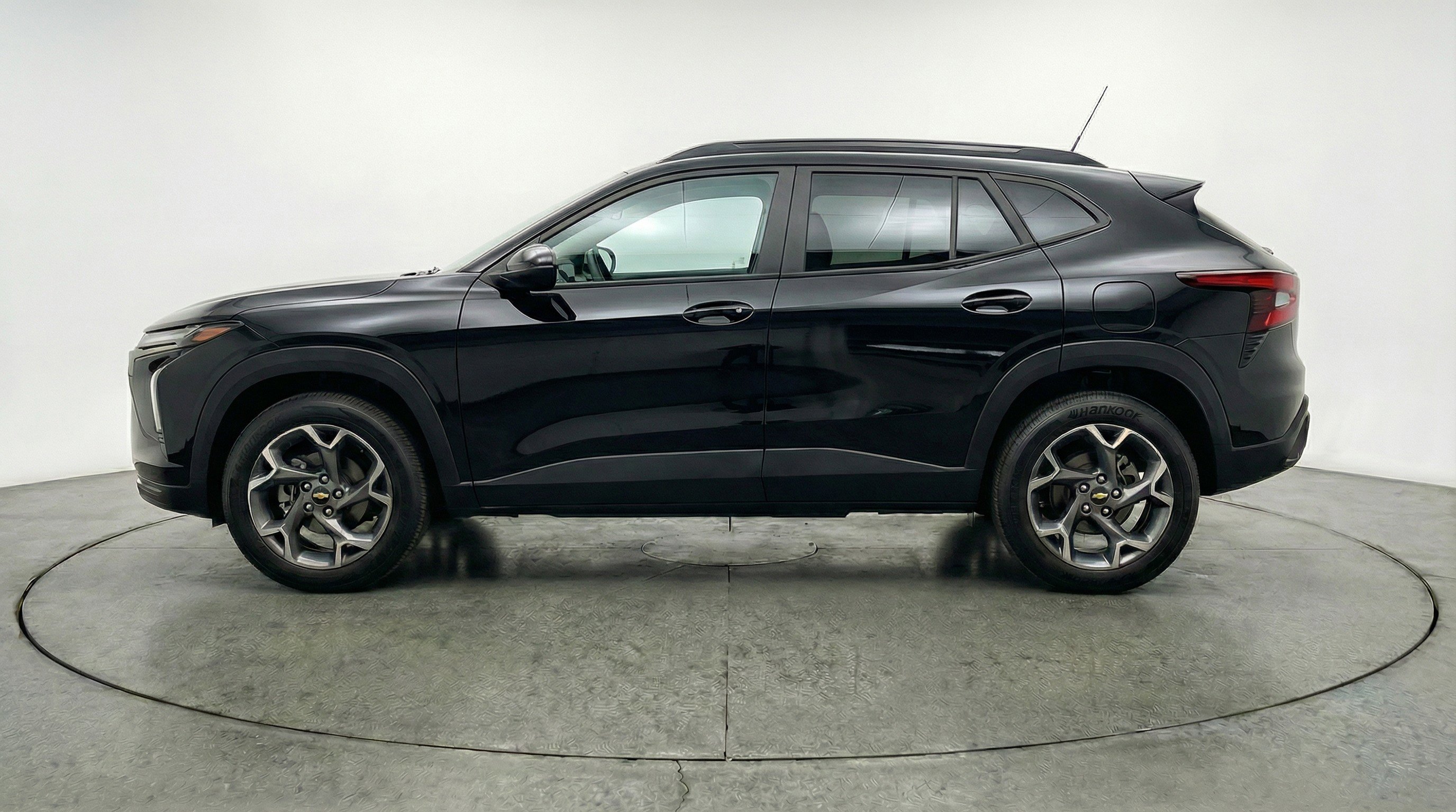 Used 2025 Chevrolet Trax LT w/ LT Convenience Package FWD image 5