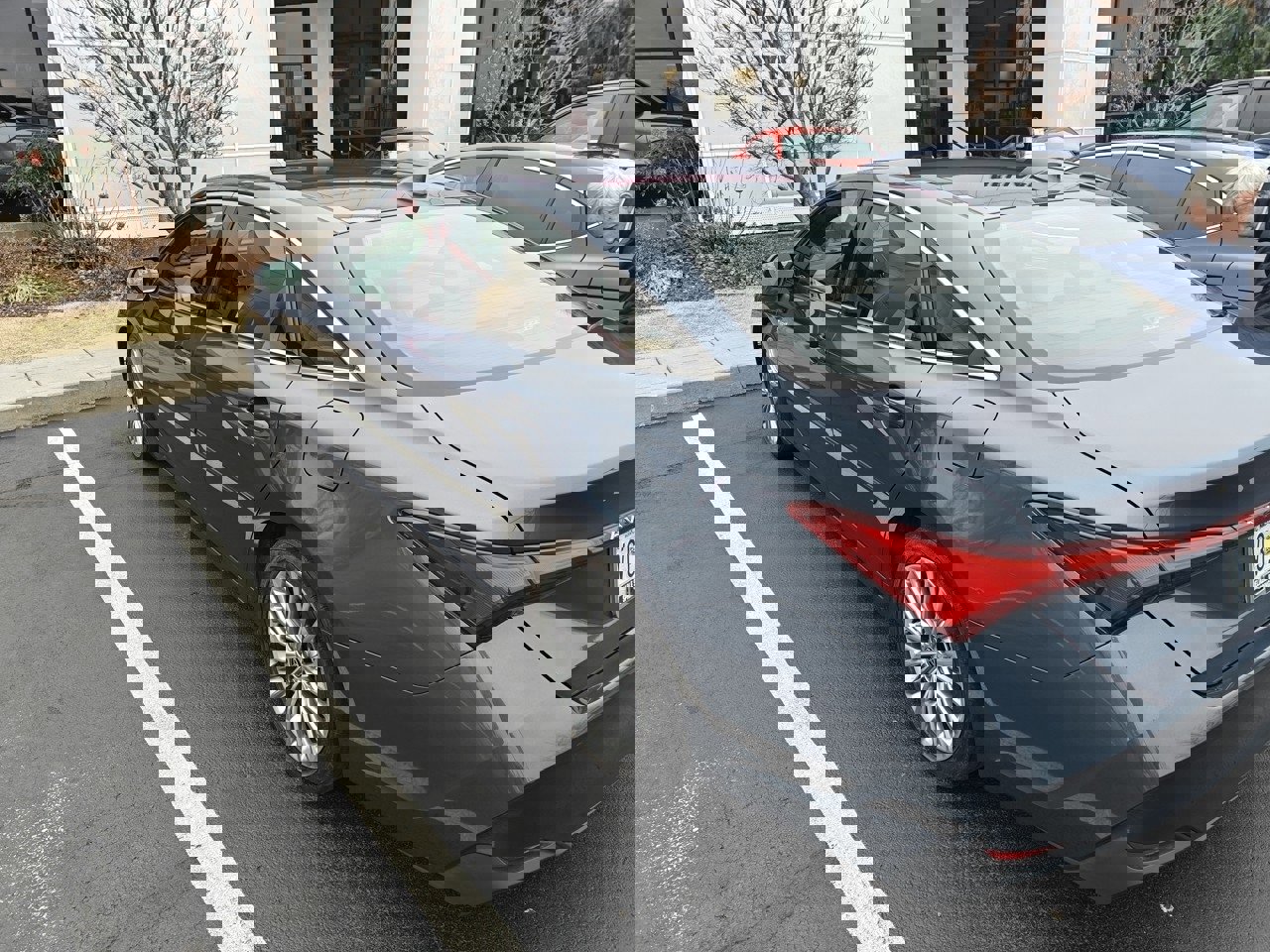 Used 2020 Toyota Avalon Limited image 3