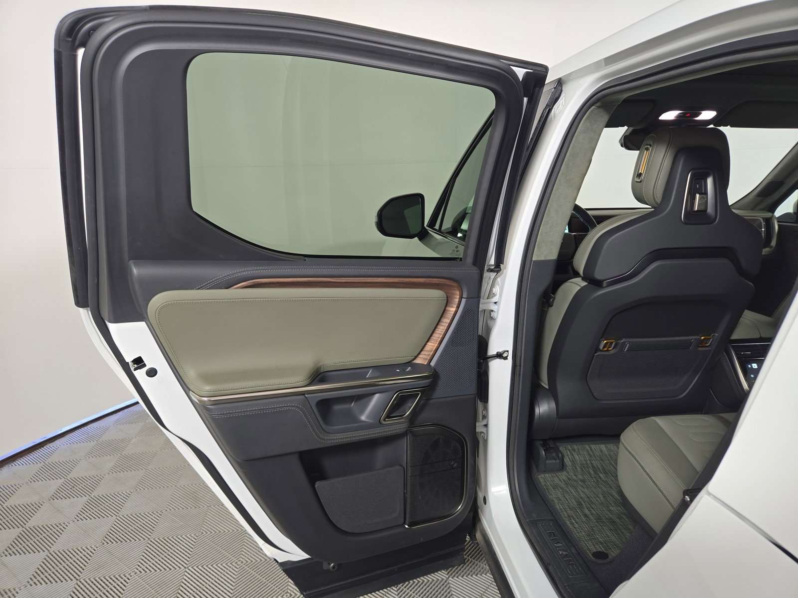 Used 2024 Rivian R1T Launch Edition AWD/4WD image 17