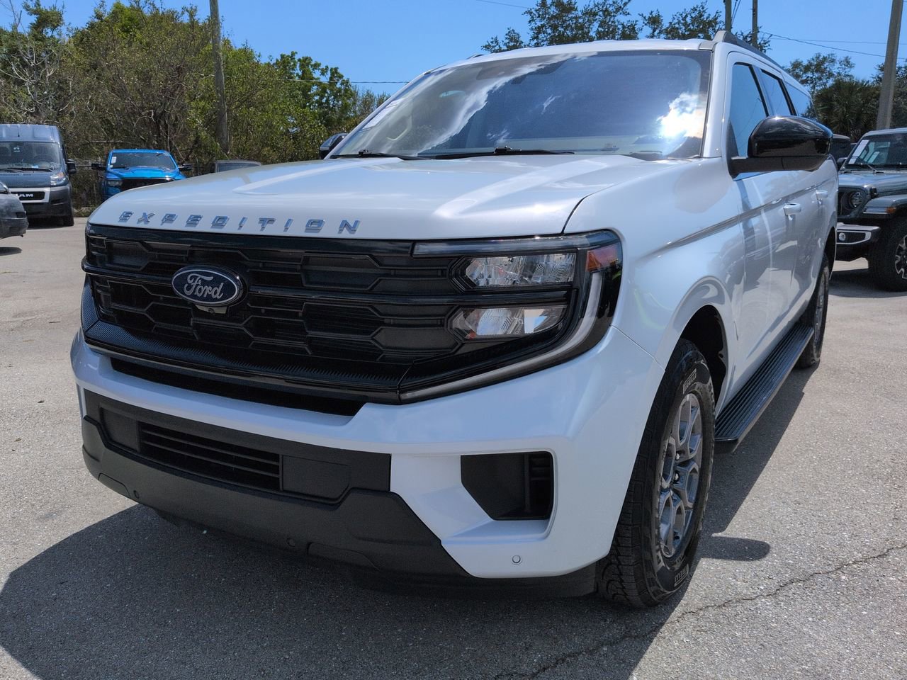Used 2025 Ford Expedition Max Active AWD/4WD image 9