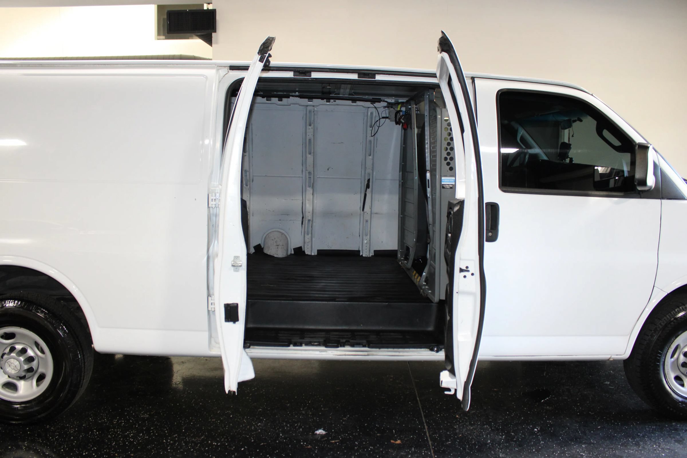 Used 2017 Chevrolet Express 2500 Extended RWD image 22