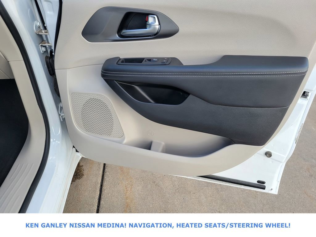 Used 2024 Chrysler Pacifica Select image 52