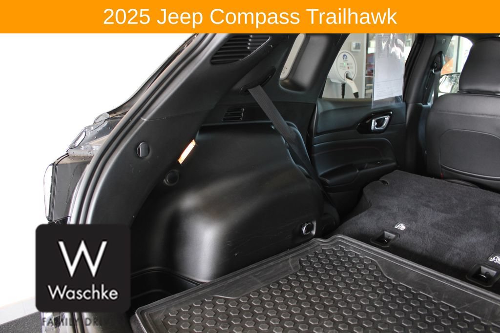 Used 2025 Jeep Compass Trailhawk w/ Trailhawk Convenience Group AWD/4WD image 20