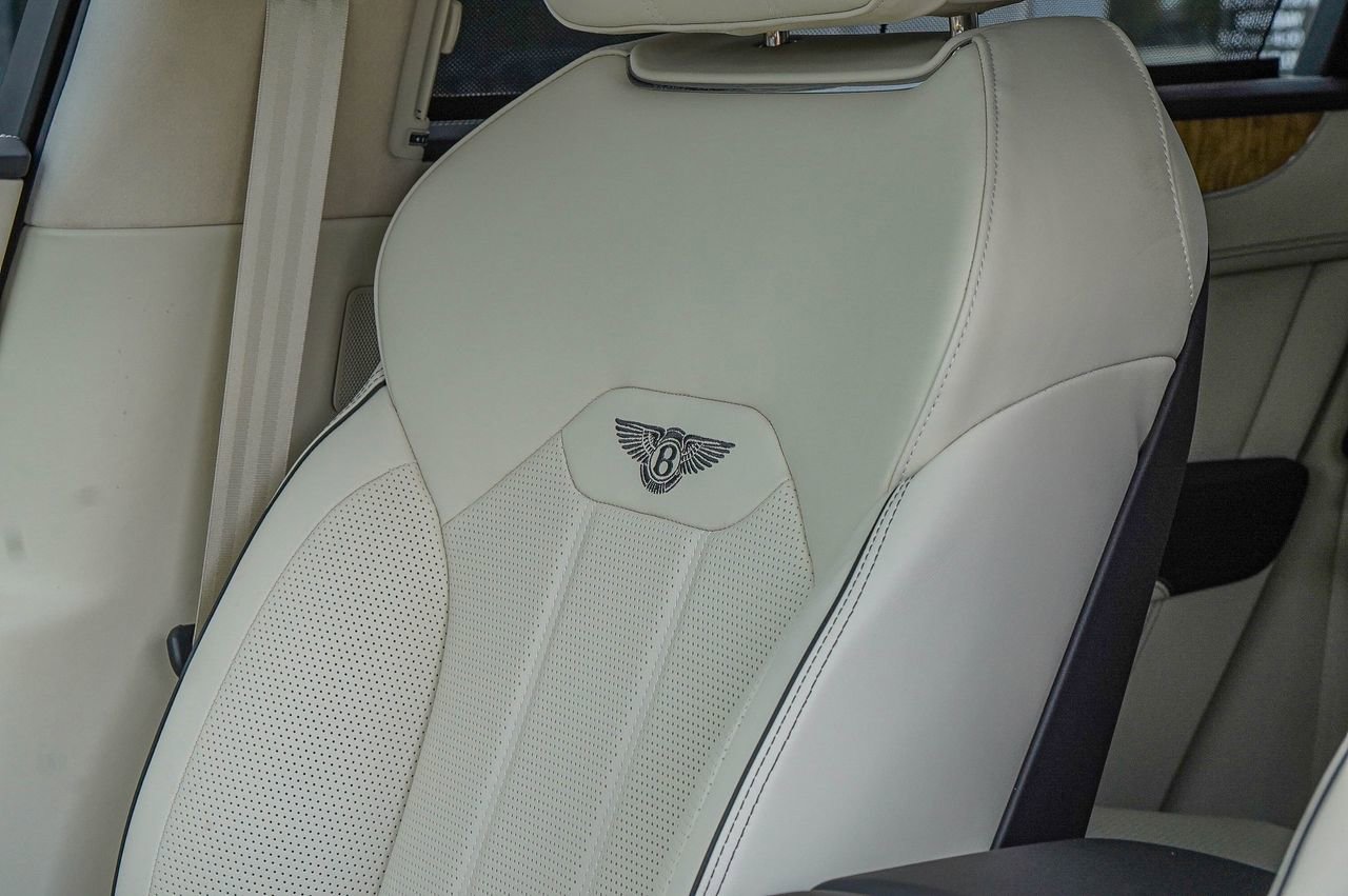 Used 2023 Bentley Bentayga image 21