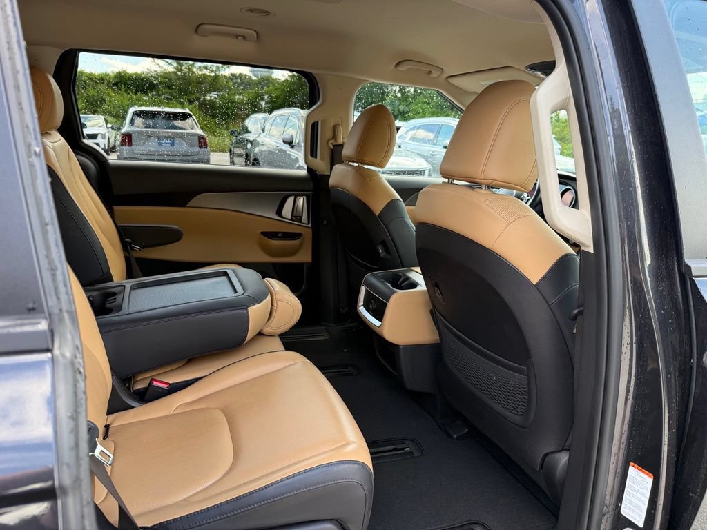 Used 2024 Kia Carnival LX FWD image 19