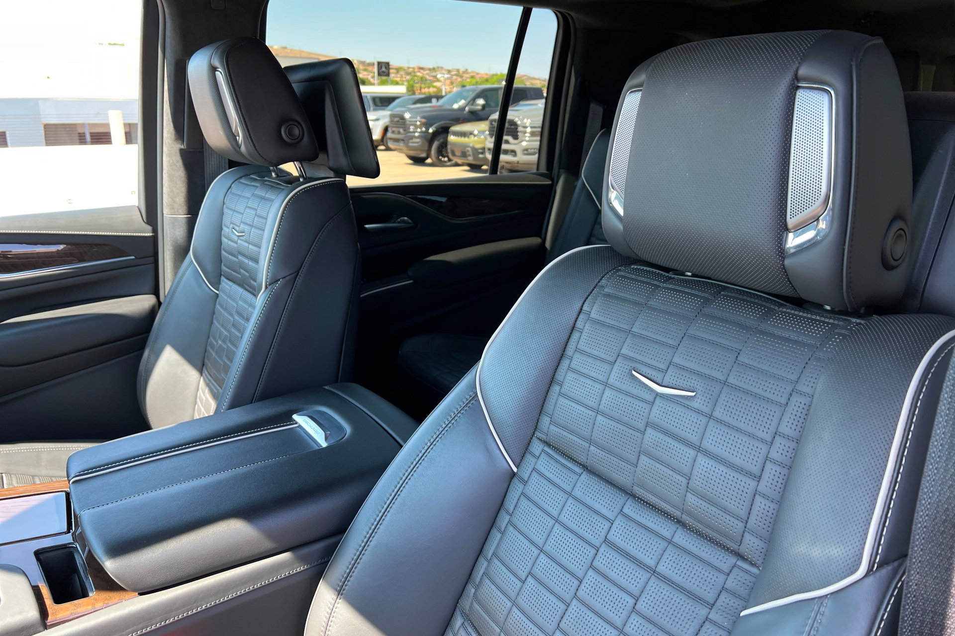 Used 2024 Cadillac Escalade ESV Premium Luxury Platinum AWD/4WD image 17