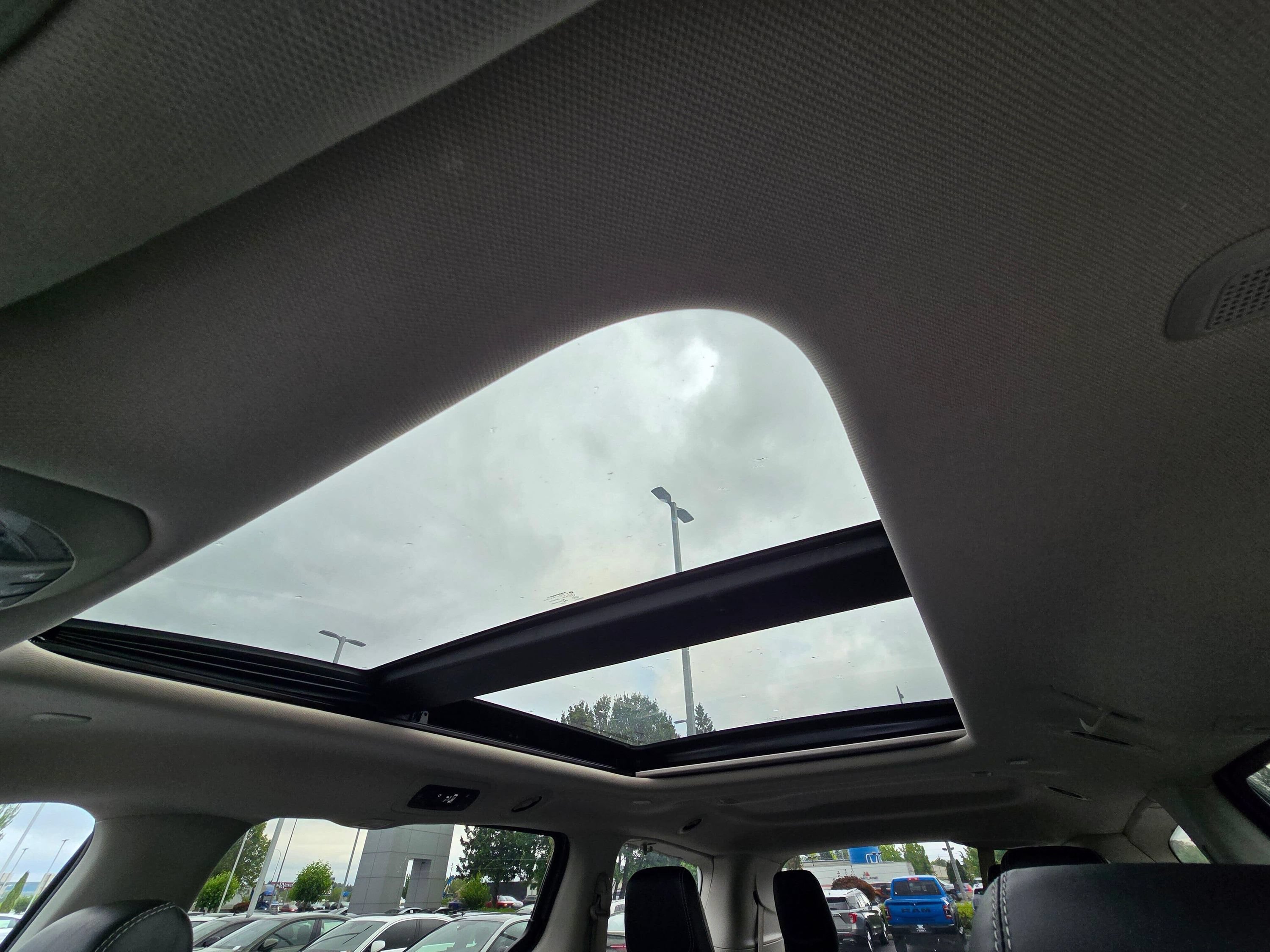 Used 2022 Chrysler Pacifica Limited FWD image 43