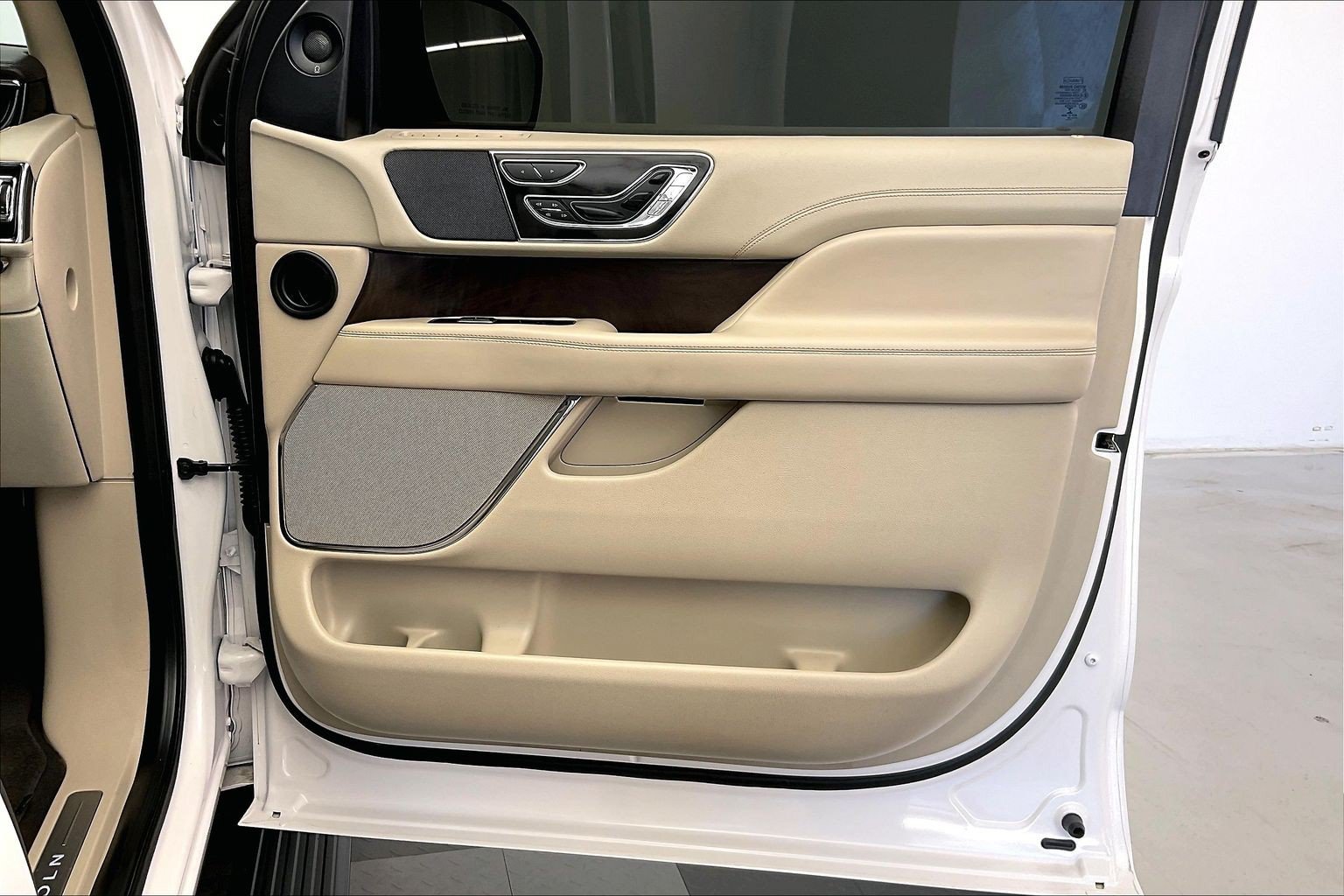 Used 2018 Lincoln Navigator Reserve w/ Technology Package AWD/4WD image 26