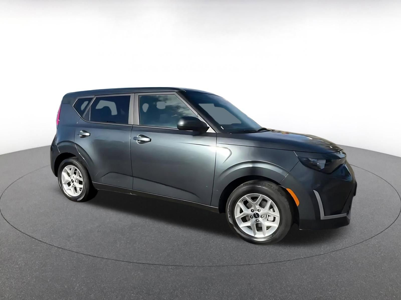 Used 2025 Kia Soul LX w/ LX Technology Package FWD image 2