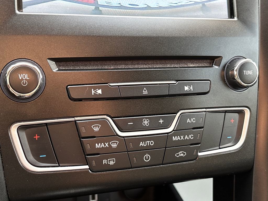 Used 2018 Ford Fusion SE w/ Equipment Group 201A image 16