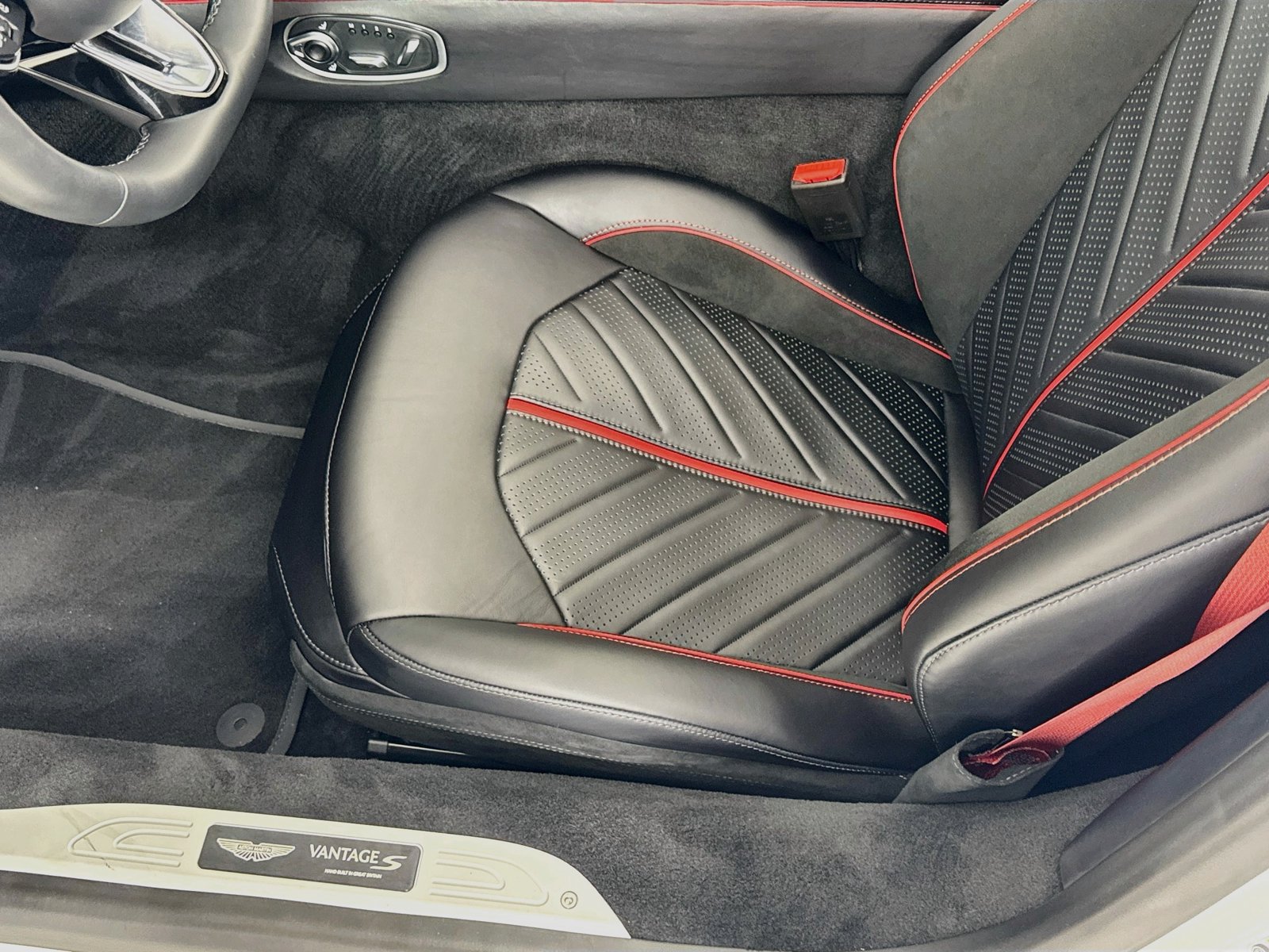 Used 2026 Aston Martin V8 Vantage S RWD image 18