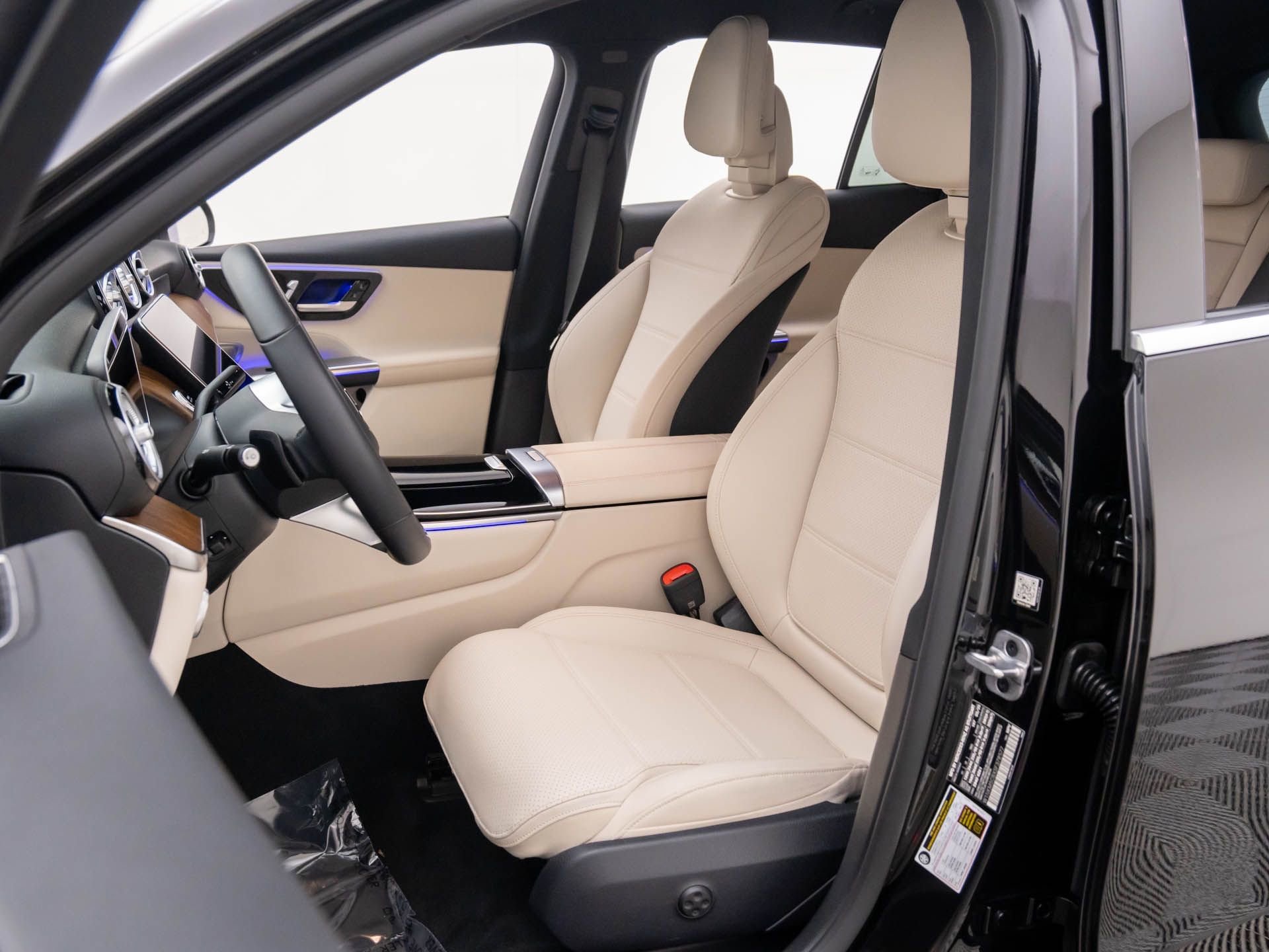 Used 2025 Mercedes-Benz GLC 350e 4MATIC image 16