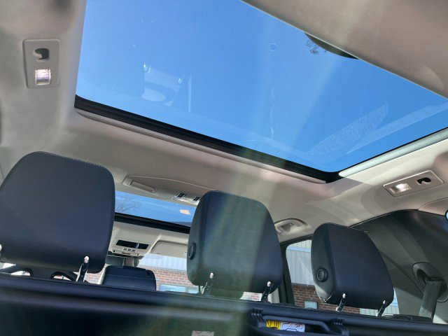 Used 2024 Land Rover Discovery S image 21