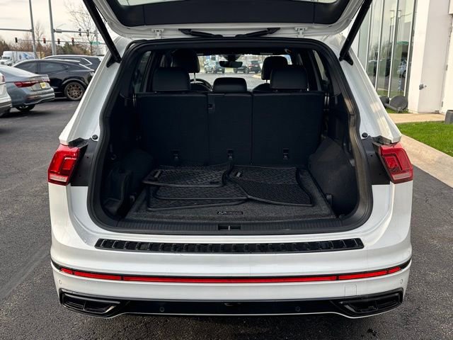 Certified 2022 Volkswagen Tiguan SE R-Line image 16
