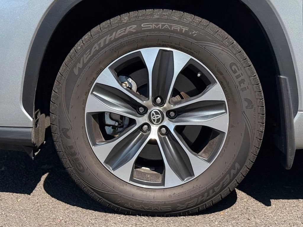 Used 2021 Toyota Highlander XLE AWD/4WD image 9
