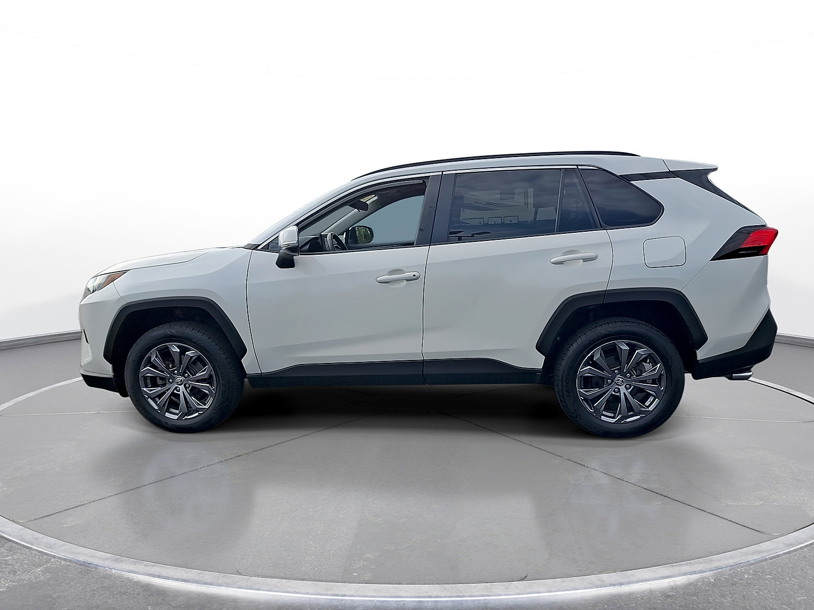 Used 2022 Toyota RAV4 XLE Premium AWD/4WD image 5