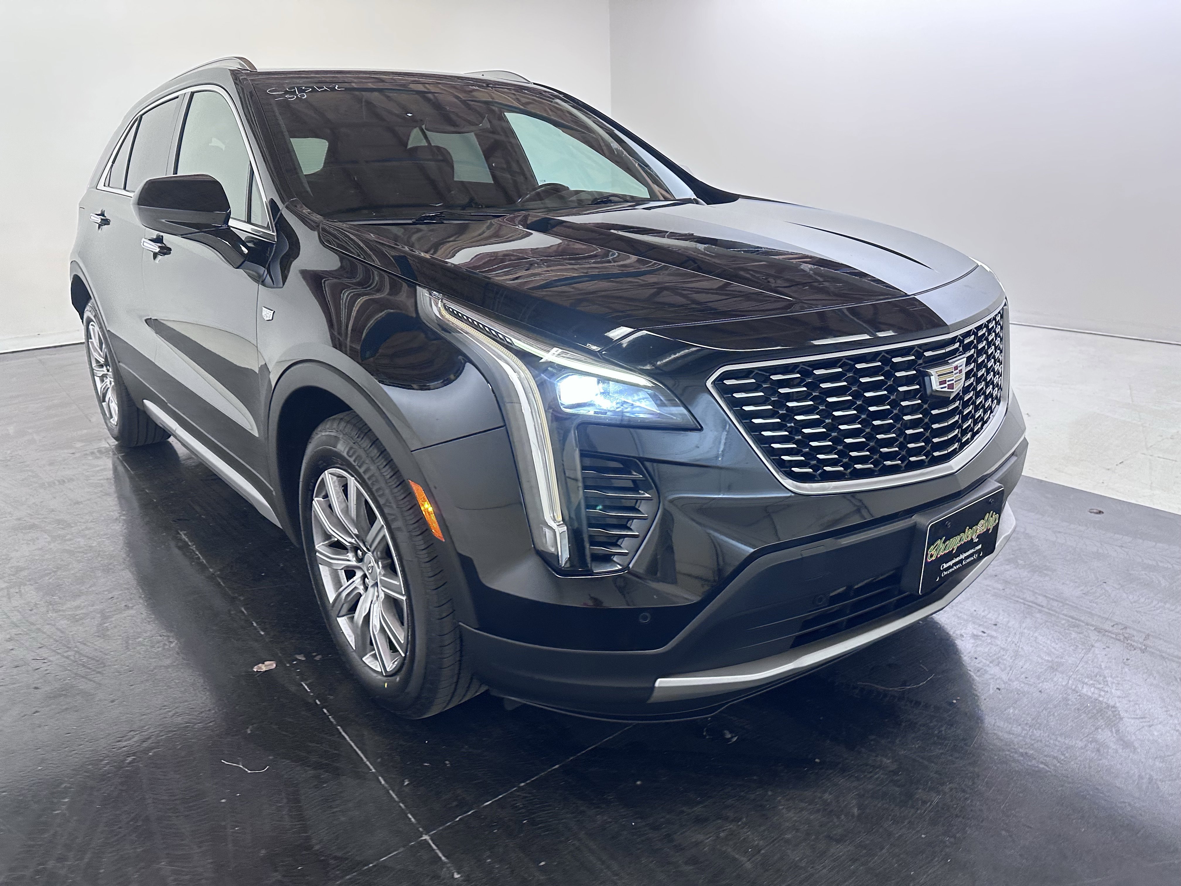 Used 2019 Cadillac XT4 Premium Luxury image 2