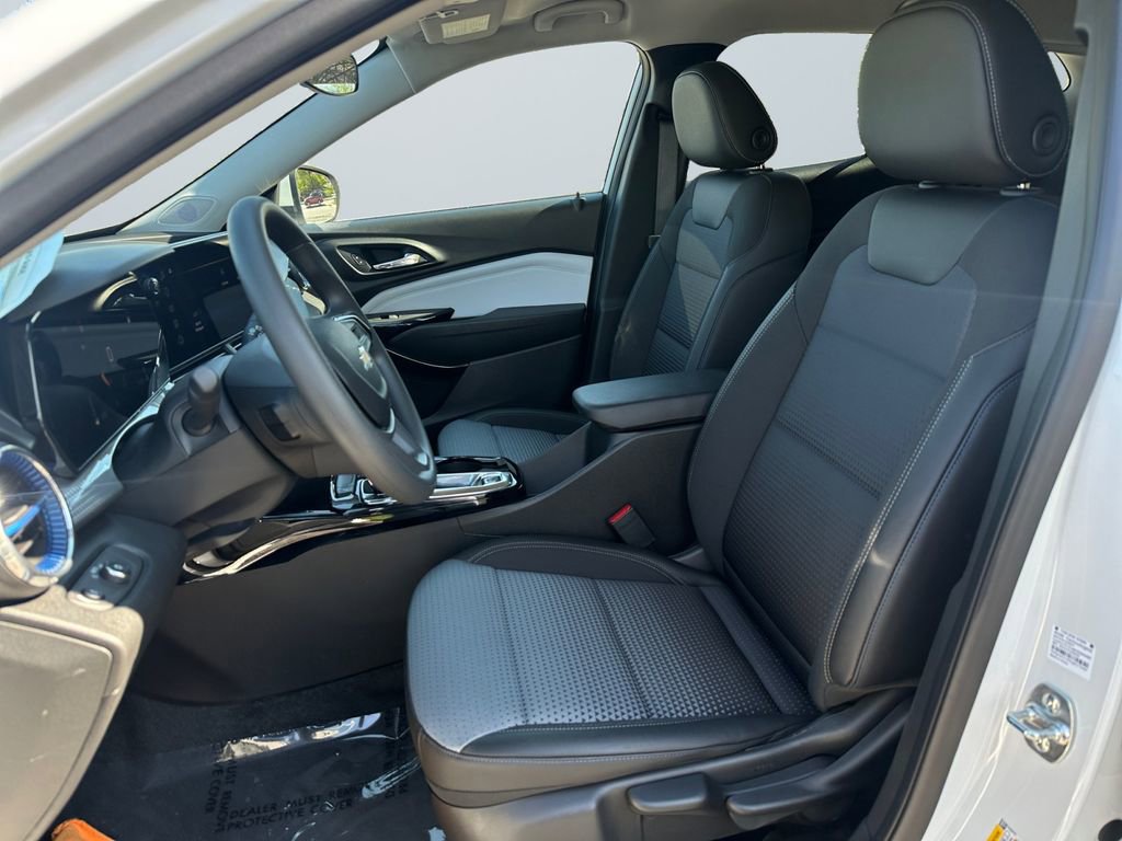 Certified 2025 Chevrolet Trax LT FWD image 9