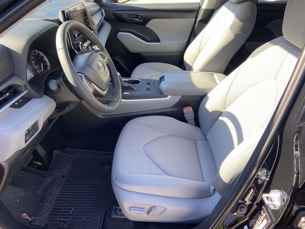 Used 2025 Toyota Highlander LE image 18