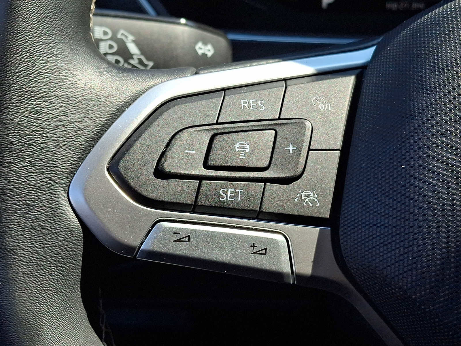 Certified 2023 Volkswagen Tiguan SEL R-Line image 18