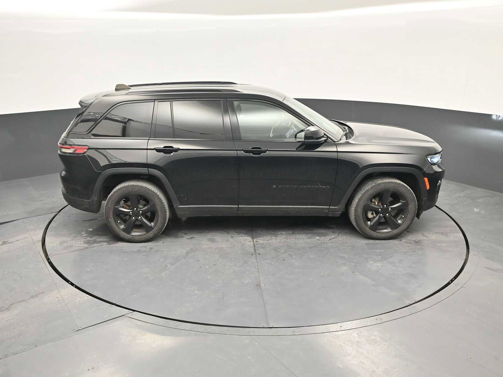 Used 2023 Jeep Grand Cherokee Limited w/ Black Appearance Package image 34