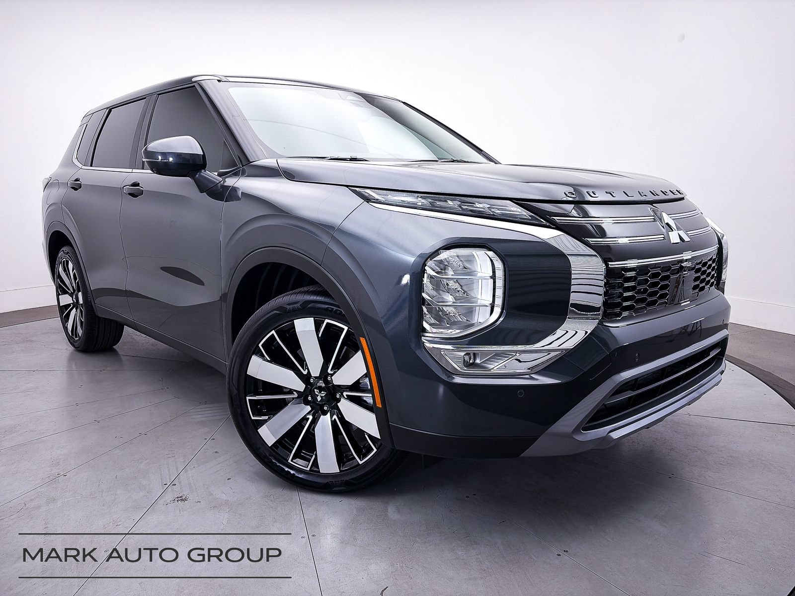 Used 2026 Mitsubishi Outlander SE FWD image 1