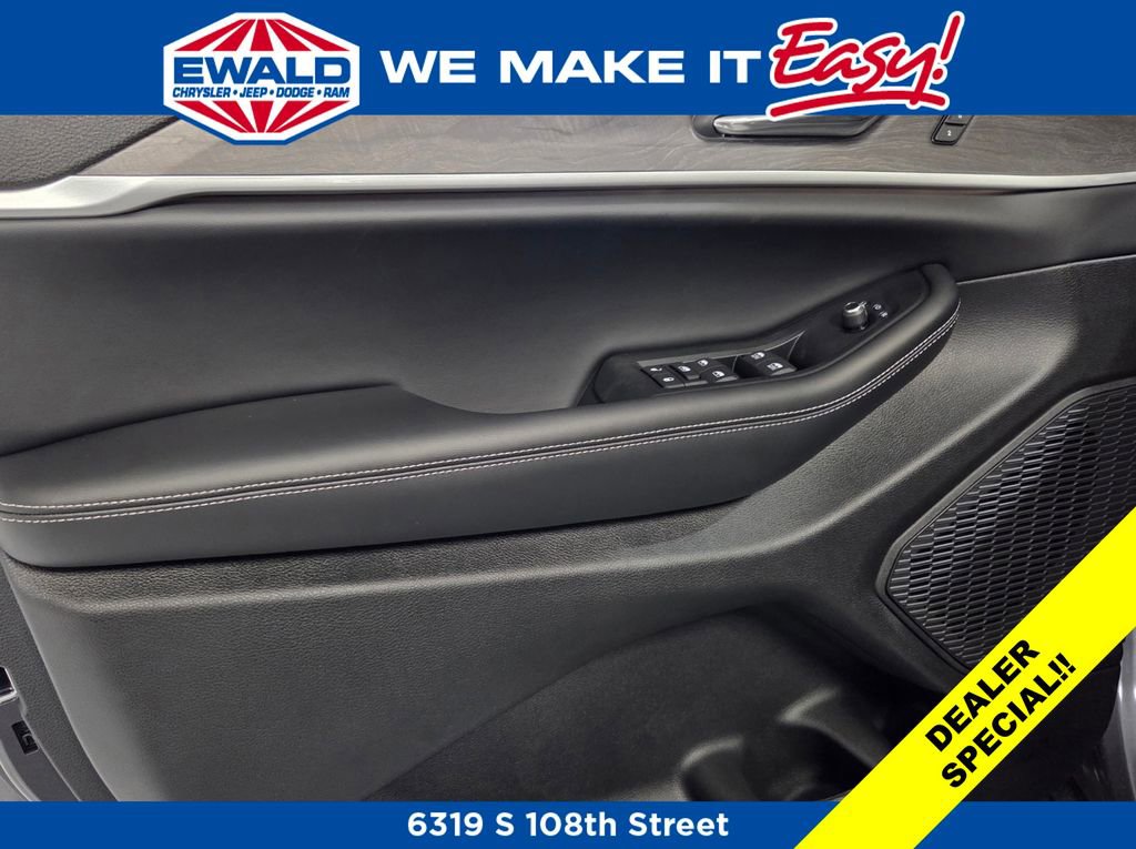 New 2025 Jeep Grand Cherokee Limited w/ Luxury Tech Group II AWD/4WD image 13