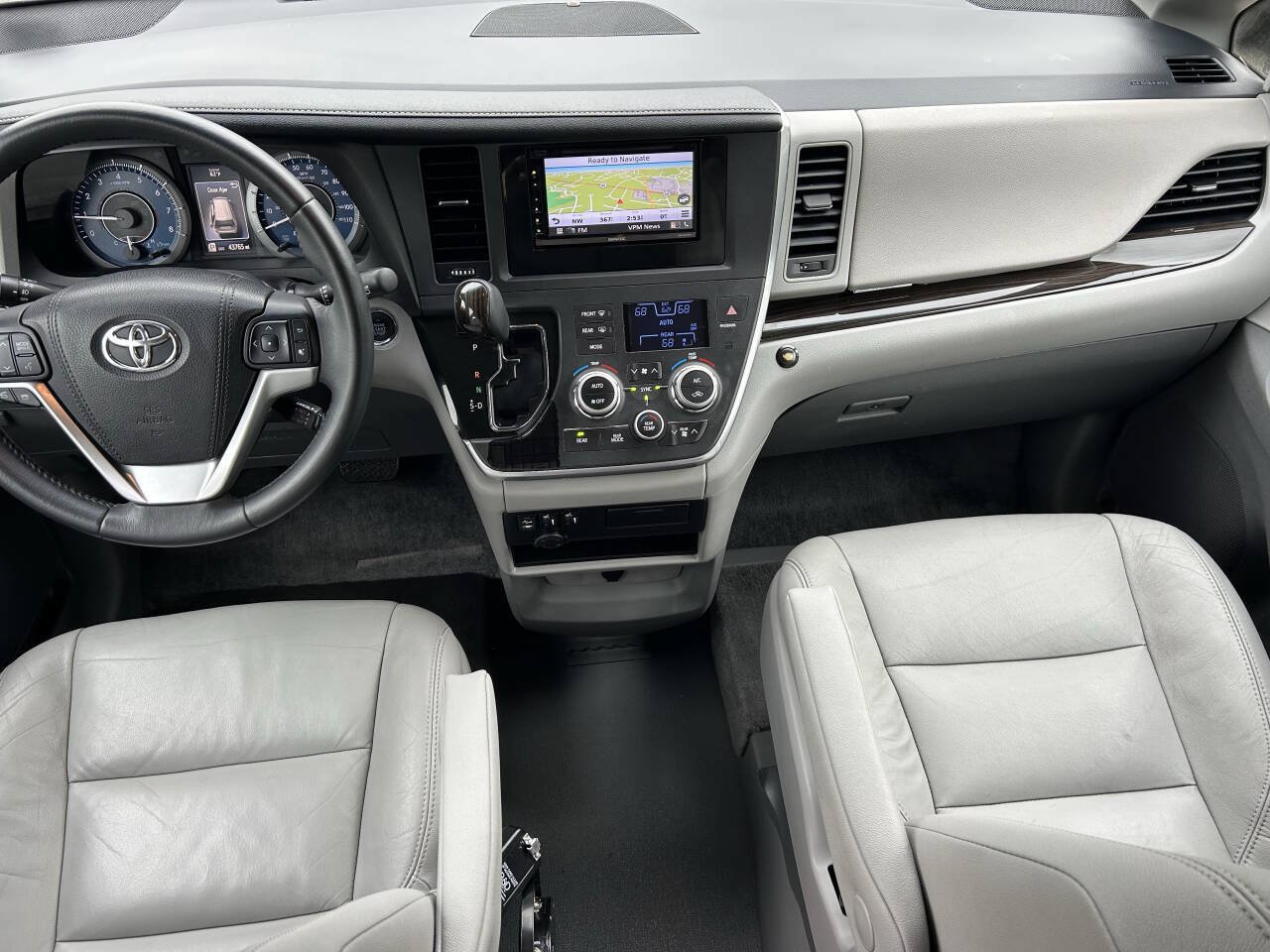 Used 2017 Toyota Sienna XLE FWD image 21