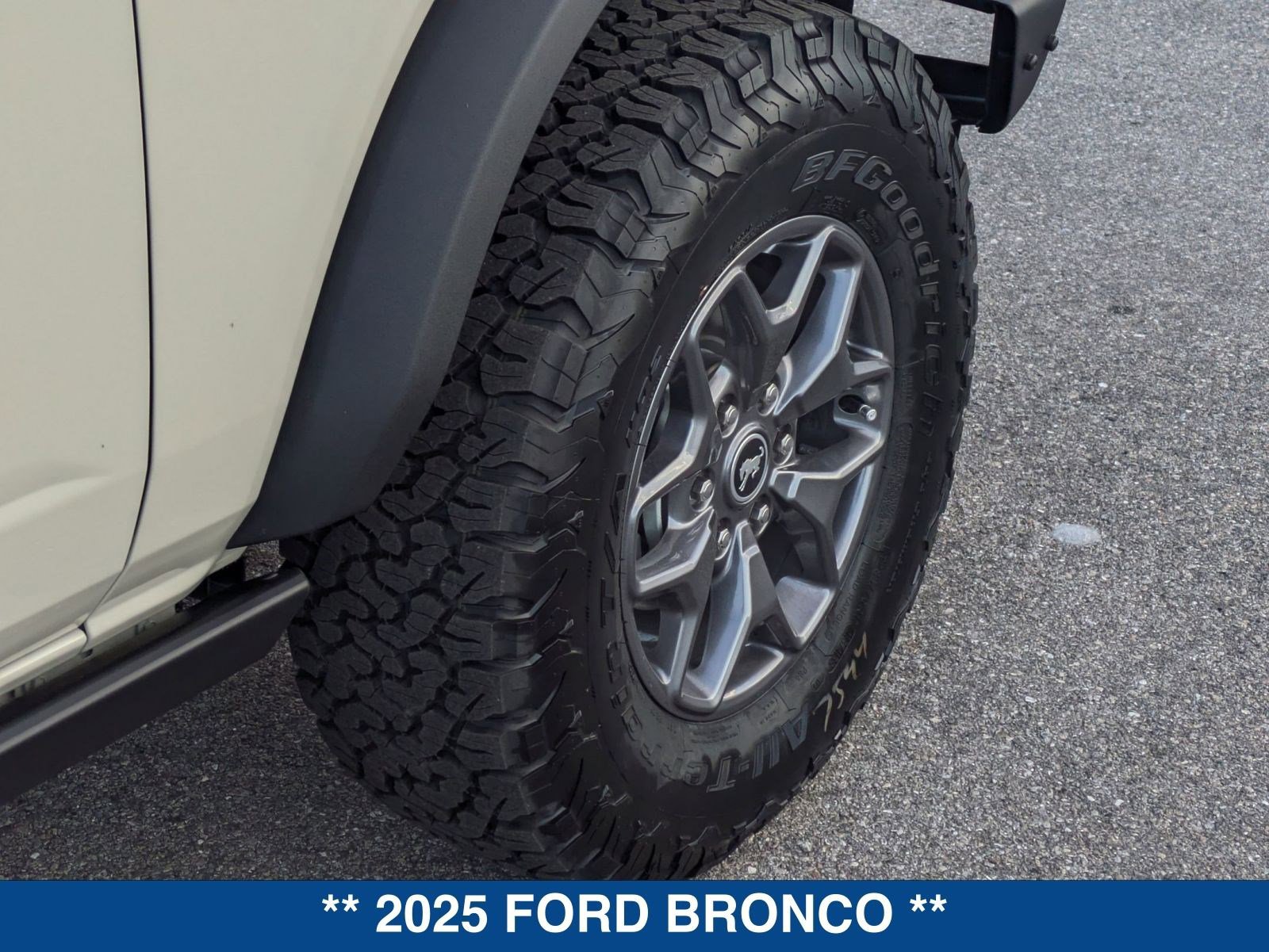 New 2025 Ford Bronco Badlands image 13
