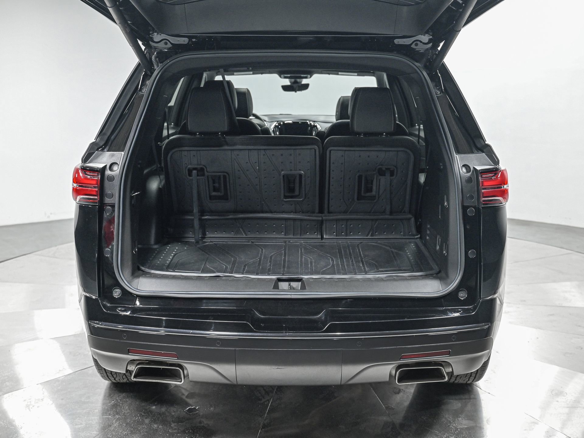 Used 2023 Chevrolet Traverse Premier w/ Redline Edition image 6