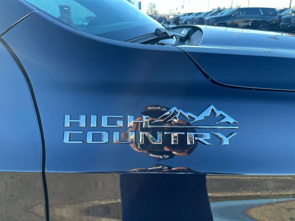 New 2026 Chevrolet Suburban High Country image 32