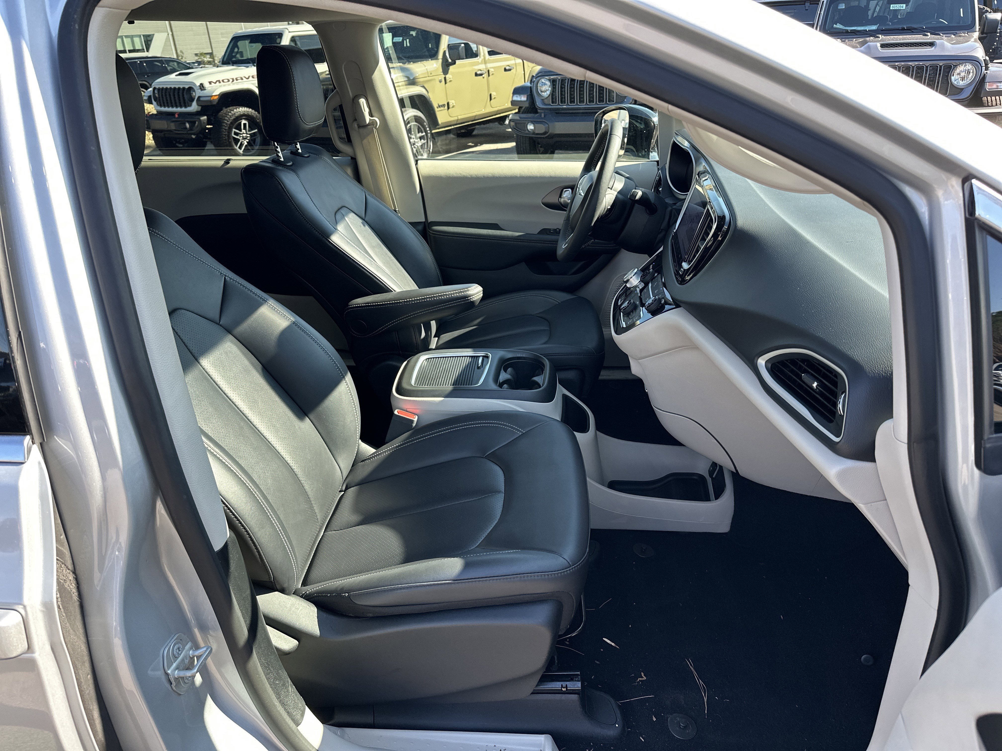 Used 2024 Chrysler Pacifica Touring-L image 15