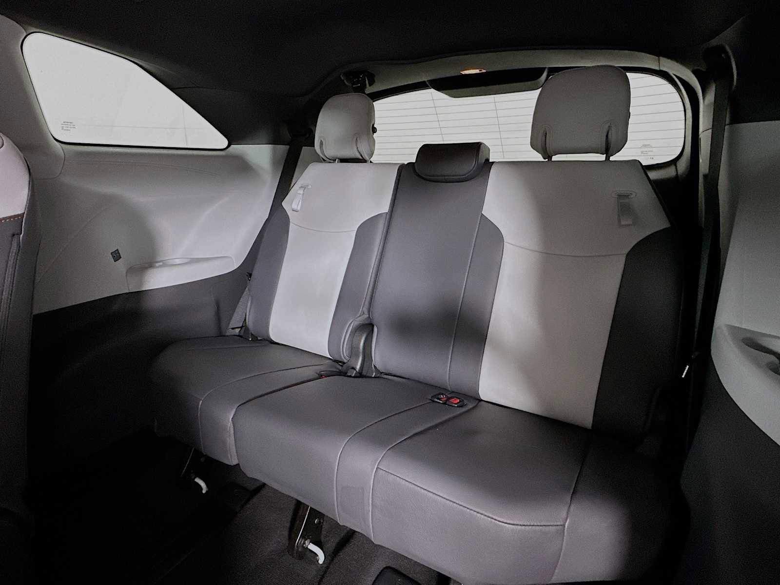 Used 2022 Toyota Sienna XSE FWD image 26
