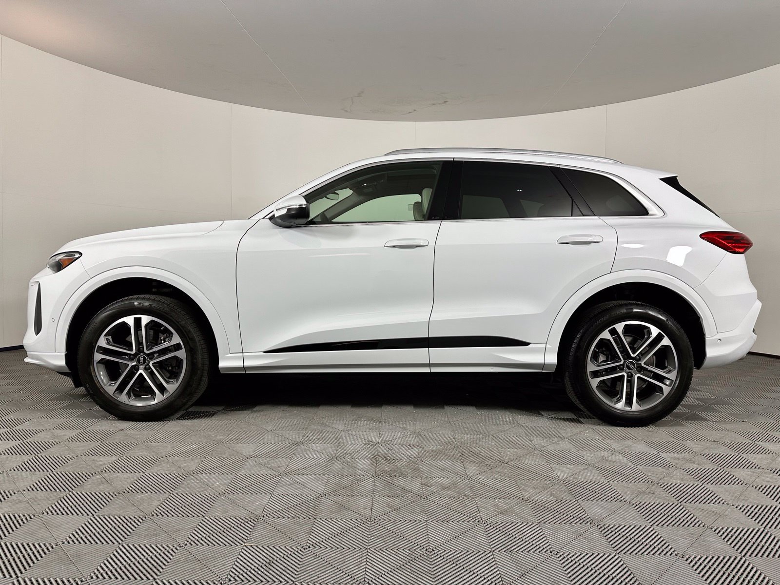 Used 2025 Audi Q5 Premium AWD/4WD image 14