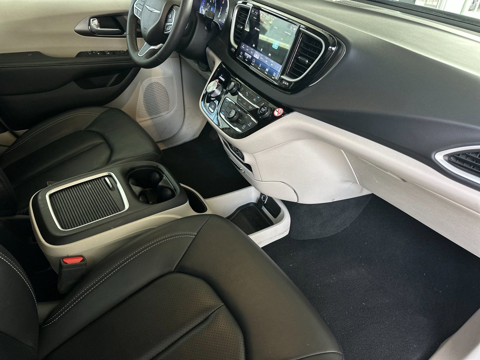 Used 2024 Chrysler Pacifica Touring-L image 16