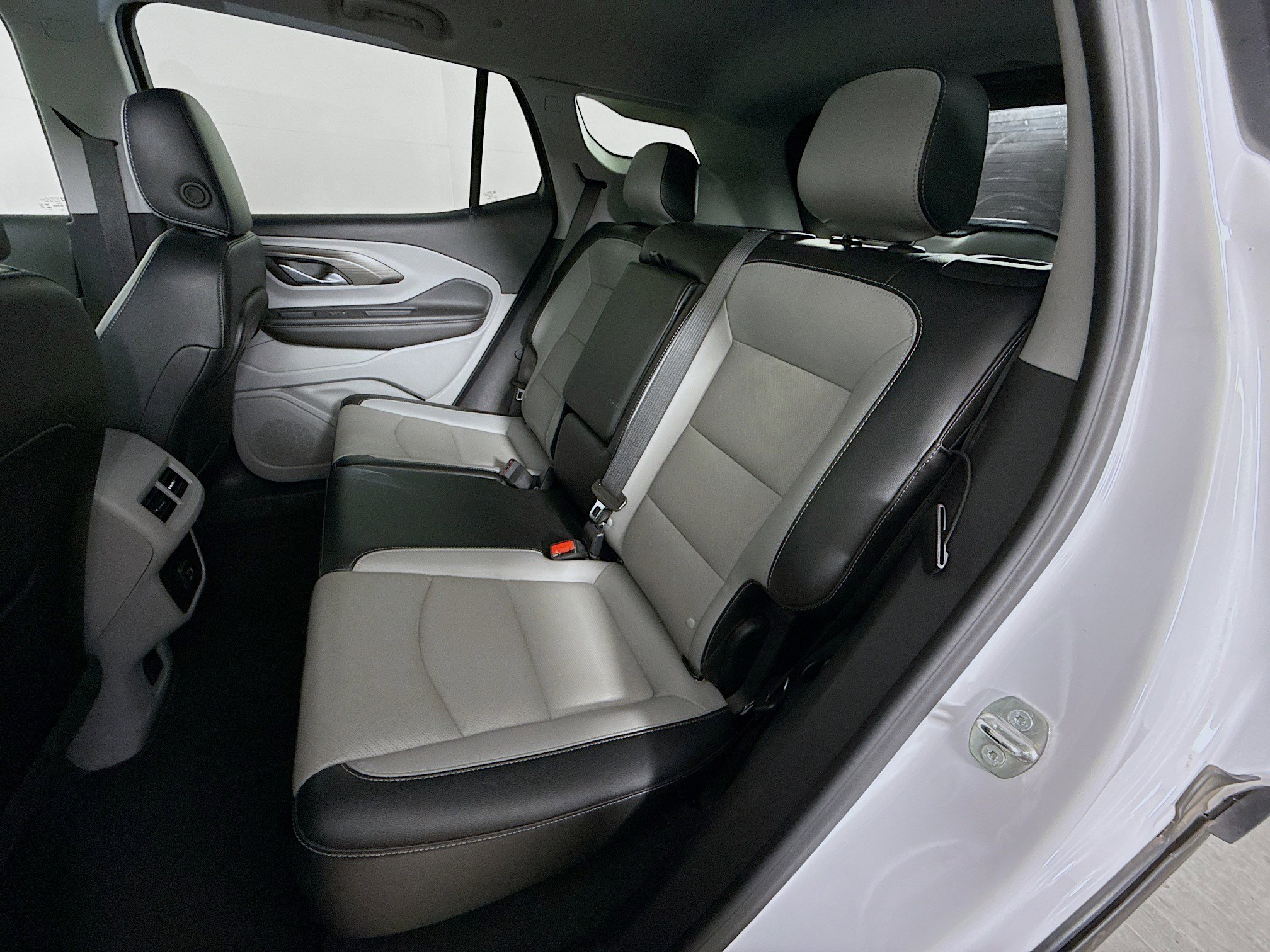 Used 2024 GMC Terrain SLT image 27