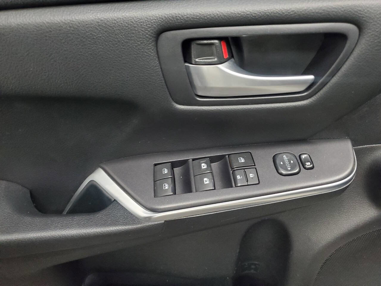 Used 2015 Toyota Camry SE FWD image 10