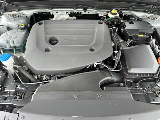 Certified 2025 Volvo XC40 B5 Plus AWD/4WD image 32