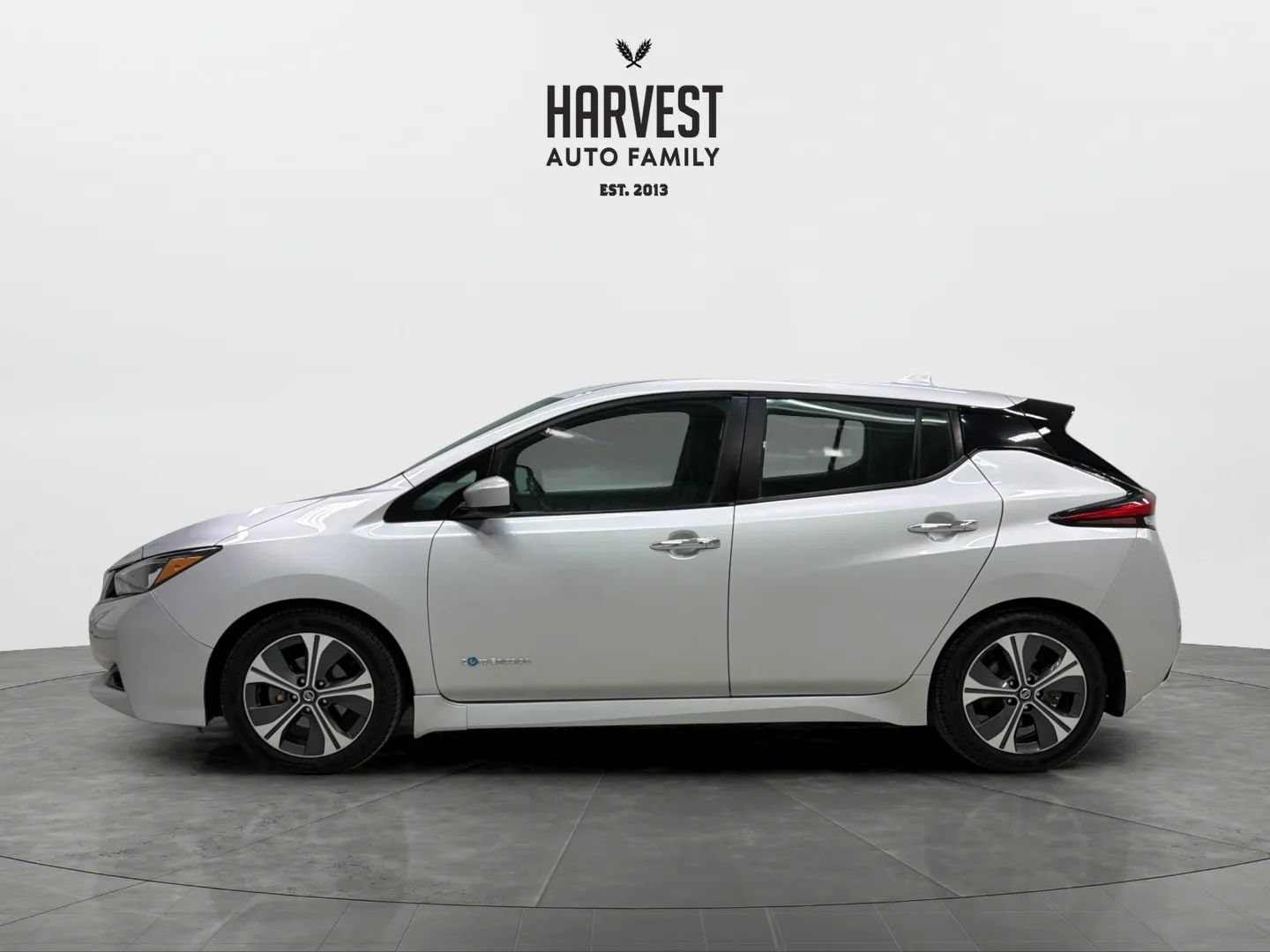 Used 2018 Nissan Leaf SV w/ SV Technology Package FWD image 2