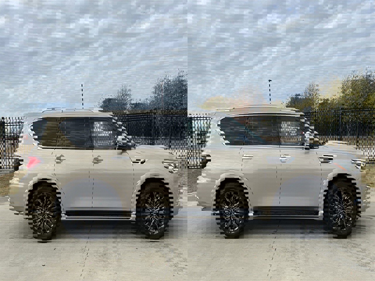 Used 2022 INFINITI QX80 Sensory w/ Cargo Package image 3