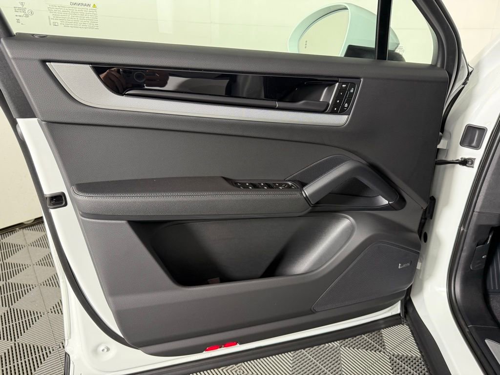 Certified 2025 Porsche Cayenne Coupe image 24