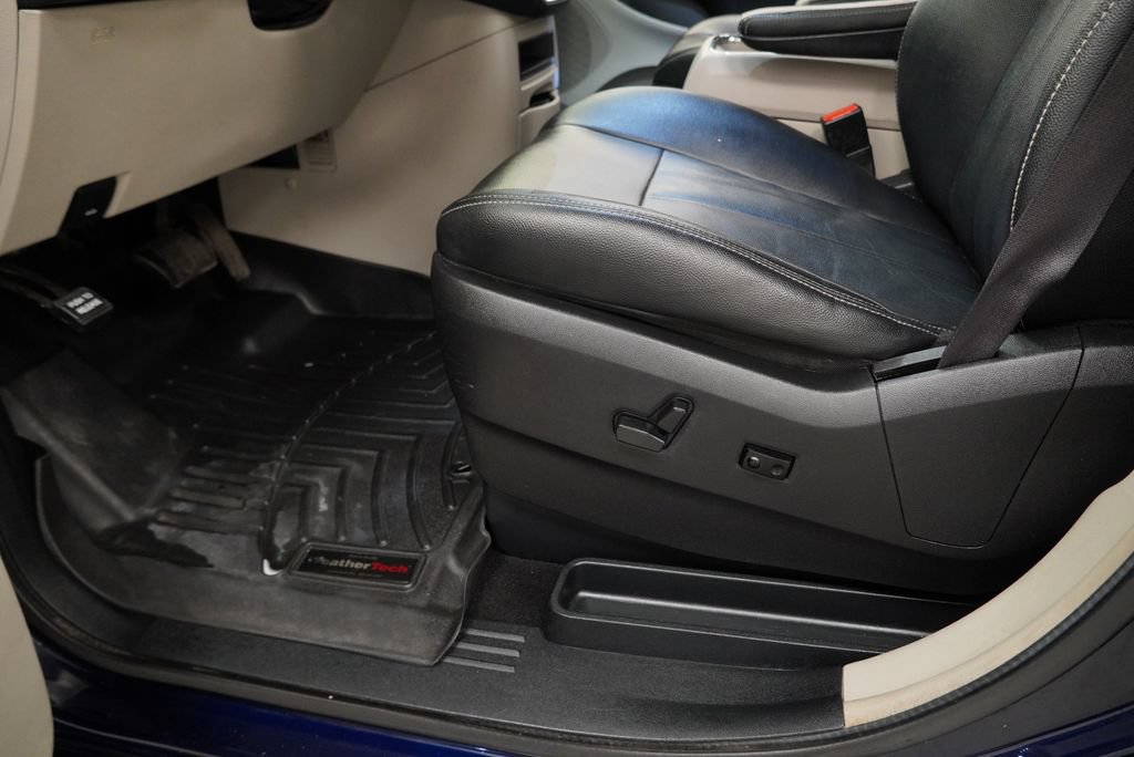 Used 2016 Chrysler Town & Country Touring w/ Driver Convenience Group FWD image 36