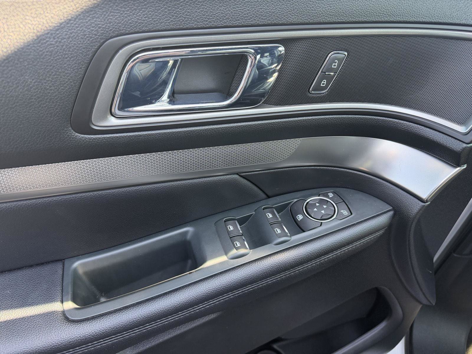 Used 2018 Ford Explorer XLT w/ Equipment Group 202A FWD image 7