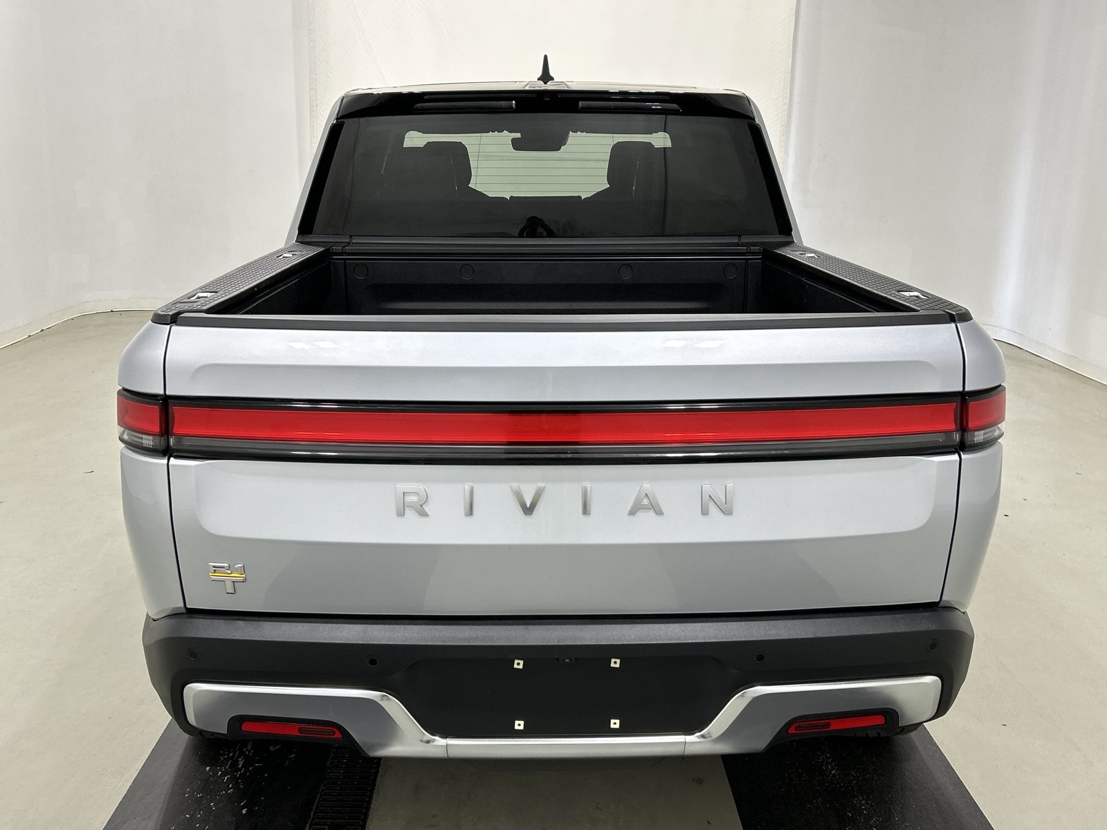 Used 2022 Rivian R1T Adventure AWD/4WD image 4