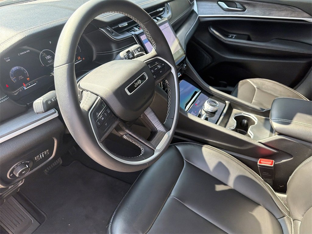 Used 2024 Jeep Grand Cherokee Limited w/ Black Appearance Package image 11