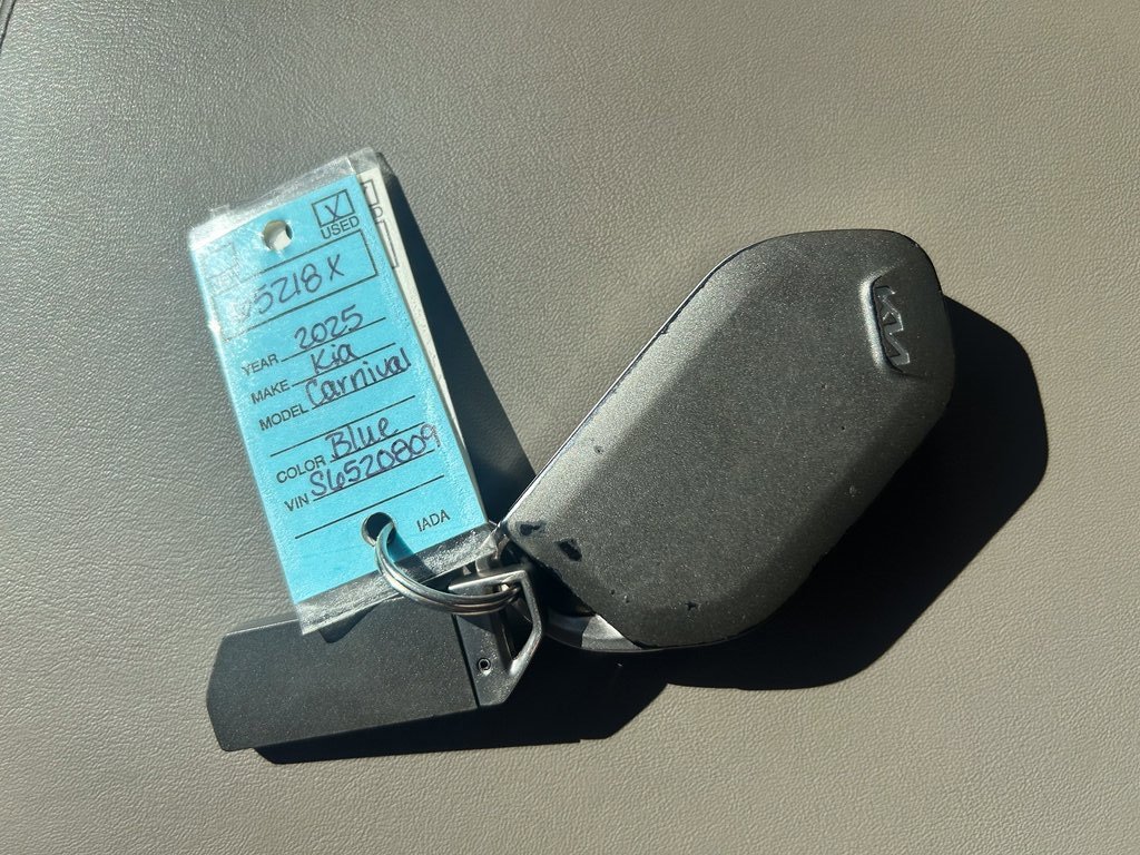 Used 2025 Kia Carnival image 36