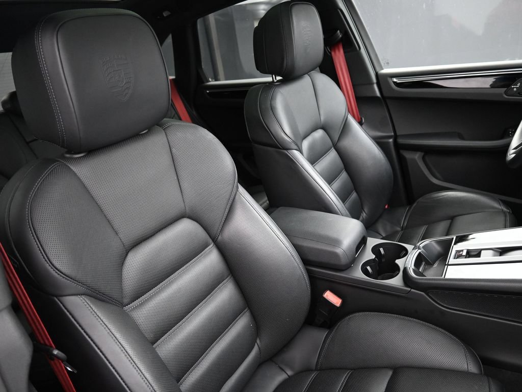 Certified 2025 Porsche Macan AWD/4WD image 31